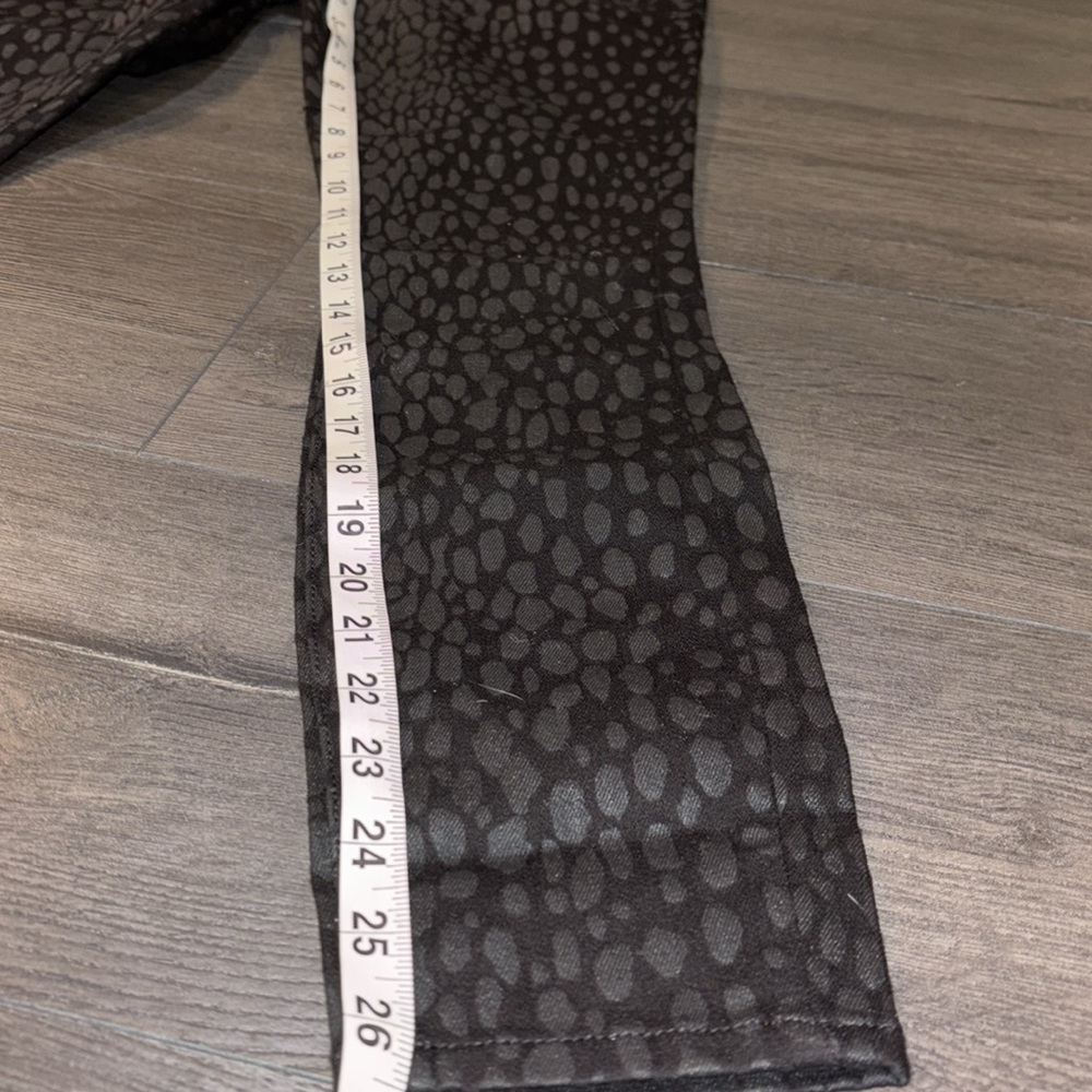 Good American Good Legs Crop Animal Print Jean Size 27 / 4 Black STRETCH! - Picture 12 of 15